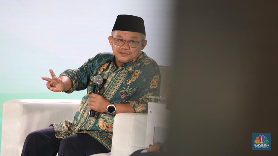 Menteri Pendidikan Dasar dan Menengah, Abdul Mu'ti saat menyampaikan paparan dalam acara Sarasehan 100 Ekonom di Menara Bank Mega, Jakarta, Selasa (28/10/2025). (CNBC Indonesia/Faisal Rahman)