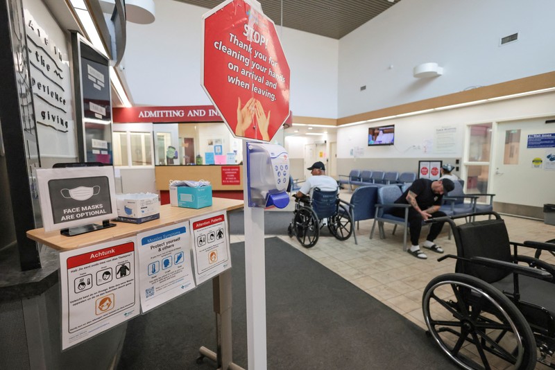 Orang-orang berdiri di dekat poster kesadaran kesehatan terkait wabah campak selama kampanye kesadaran kesehatan masyarakat, di Pusat Kesehatan Taber, di komunitas Mennonite yang sebagian besar berada di Taber, Alberta, Kanada, 27 Oktober 2025. Orang-orang berdiri di dekat poster kesadaran kesehatan terkait wabah campak selama kampanye kesadaran kesehatan masyarakat, di Pusat Kesehatan Taber, di komunitas Mennonite yang sebagian besar berada di Taber, Alberta, Kanada, 27 Oktober 2025. (REUTERS/Ahmed Zakot)