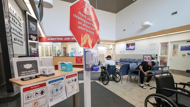 Orang-orang berdiri di dekat poster kesadaran kesehatan terkait wabah campak selama kampanye kesadaran kesehatan masyarakat, di Pusat Kesehatan Taber, di komunitas Mennonite yang sebagian besar berada di Taber, Alberta, Kanada, 27 Oktober 2025. Orang-orang berdiri di dekat poster kesadaran kesehatan terkait wabah campak selama kampanye kesadaran kesehatan masyarakat, di Pusat Kesehatan Taber, di komunitas Mennonite yang sebagian besar berada di Taber, Alberta, Kanada, 27 Oktober 2025. (REUTERS/Ahmed Zakot)