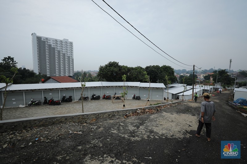 Pekerja menyelesaikan proses pembangunan Sentra Fauna dan Kuliner Lenteng Agung, Jagakarsa, Jakarta, Selasa (28/10/2025). Pekerja menyelesaikan proses pembangunan Sentra Fauna dan Kuliner Lenteng Agung, Jagakarsa, Jakarta, Selasa (28/10/2025). (CNBC Indonesia/Tri Susilo)