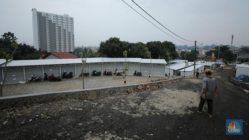 Pekerja menyelesaikan proses pembangunan Sentra Fauna dan Kuliner Lenteng Agung, Jagakarsa, Jakarta, Selasa (28/10/2025). Pekerja menyelesaikan proses pembangunan Sentra Fauna dan Kuliner Lenteng Agung, Jagakarsa, Jakarta, Selasa (28/10/2025). (CNBC Indonesia/Tri Susilo)