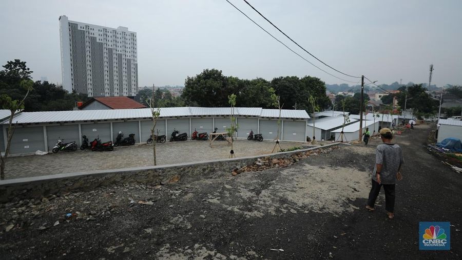 Pekerja menyelesaikan proses pembangunan Sentra Fauna dan Kuliner Lenteng Agung, Jagakarsa, Jakarta, Selasa (28/10/2025). Pekerja menyelesaikan proses pembangunan Sentra Fauna dan Kuliner Lenteng Agung, Jagakarsa, Jakarta, Selasa (28/10/2025). (CNBC Indonesia/Tri Susilo)