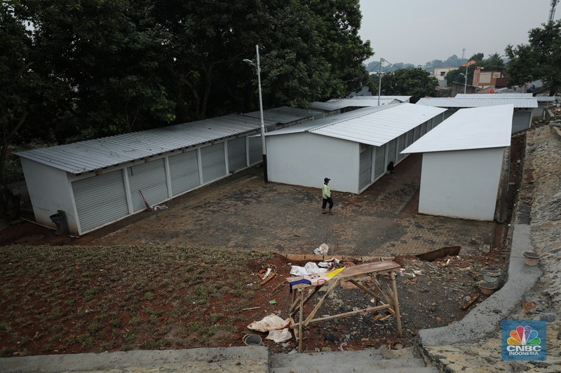 Pekerja menyelesaikan proses pembangunan Sentra Fauna dan Kuliner Lenteng Agung, Jagakarsa, Jakarta, Selasa (28/10/2025). Pekerja menyelesaikan proses pembangunan Sentra Fauna dan Kuliner Lenteng Agung, Jagakarsa, Jakarta, Selasa (28/10/2025). (CNBC Indonesia/Tri Susilo)