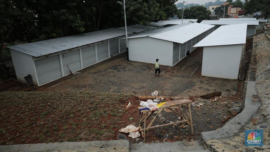 Pekerja menyelesaikan proses pembangunan Sentra Fauna dan Kuliner Lenteng Agung, Jagakarsa, Jakarta, Selasa (28/10/2025). Pekerja menyelesaikan proses pembangunan Sentra Fauna dan Kuliner Lenteng Agung, Jagakarsa, Jakarta, Selasa (28/10/2025). (CNBC Indonesia/Tri Susilo)