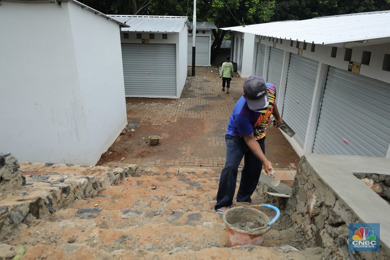 Pekerja menyelesaikan proses pembangunan Sentra Fauna dan Kuliner Lenteng Agung, Jagakarsa, Jakarta, Selasa (28/10/2025). Pekerja menyelesaikan proses pembangunan Sentra Fauna dan Kuliner Lenteng Agung, Jagakarsa, Jakarta, Selasa (28/10/2025). (CNBC Indonesia/Tri Susilo)