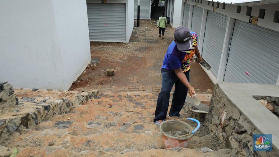 Pekerja menyelesaikan proses pembangunan Sentra Fauna dan Kuliner Lenteng Agung, Jagakarsa, Jakarta, Selasa (28/10/2025). Pekerja menyelesaikan proses pembangunan Sentra Fauna dan Kuliner Lenteng Agung, Jagakarsa, Jakarta, Selasa (28/10/2025). (CNBC Indonesia/Tri Susilo)
