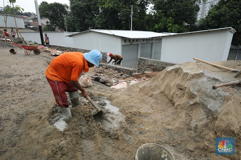 Pekerja menyelesaikan proses pembangunan Sentra Fauna dan Kuliner Lenteng Agung, Jagakarsa, Jakarta, Selasa (28/10/2025). Pekerja menyelesaikan proses pembangunan Sentra Fauna dan Kuliner Lenteng Agung, Jagakarsa, Jakarta, Selasa (28/10/2025). (CNBC Indonesia/Tri Susilo)
