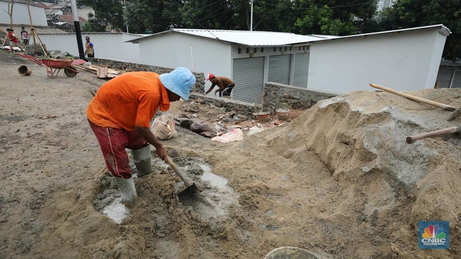 Pekerja menyelesaikan proses pembangunan Sentra Fauna dan Kuliner Lenteng Agung, Jagakarsa, Jakarta, Selasa (28/10/2025). Pekerja menyelesaikan proses pembangunan Sentra Fauna dan Kuliner Lenteng Agung, Jagakarsa, Jakarta, Selasa (28/10/2025). (CNBC Indonesia/Tri Susilo)
