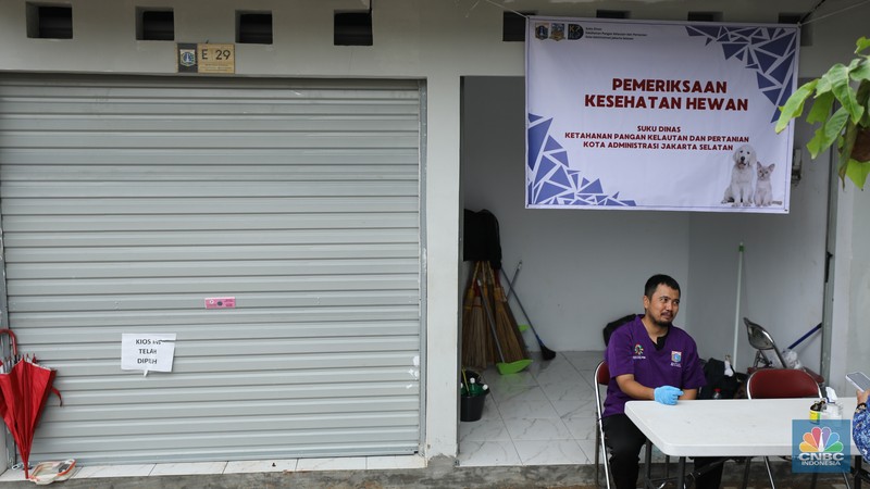 Pekerja menyelesaikan proses pembangunan Sentra Fauna dan Kuliner Lenteng Agung, Jagakarsa, Jakarta, Selasa (28/10/2025). Pekerja menyelesaikan proses pembangunan Sentra Fauna dan Kuliner Lenteng Agung, Jagakarsa, Jakarta, Selasa (28/10/2025). (CNBC Indonesia/Tri Susilo)