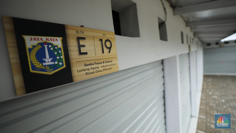 Pekerja menyelesaikan proses pembangunan Sentra Fauna dan Kuliner Lenteng Agung, Jagakarsa, Jakarta, Selasa (28/10/2025). Pekerja menyelesaikan proses pembangunan Sentra Fauna dan Kuliner Lenteng Agung, Jagakarsa, Jakarta, Selasa (28/10/2025). (CNBC Indonesia/Tri Susilo)