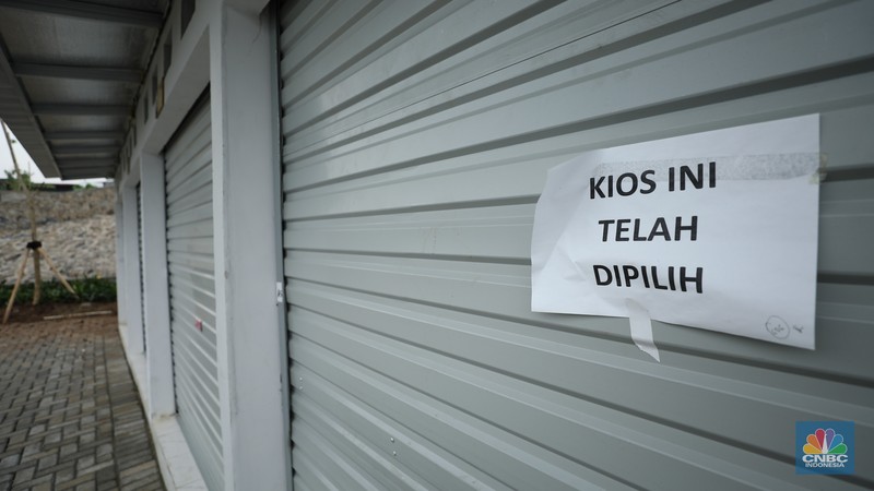 Pekerja menyelesaikan proses pembangunan Sentra Fauna dan Kuliner Lenteng Agung, Jagakarsa, Jakarta, Selasa (28/10/2025). Pekerja menyelesaikan proses pembangunan Sentra Fauna dan Kuliner Lenteng Agung, Jagakarsa, Jakarta, Selasa (28/10/2025). (CNBC Indonesia/Tri Susilo)