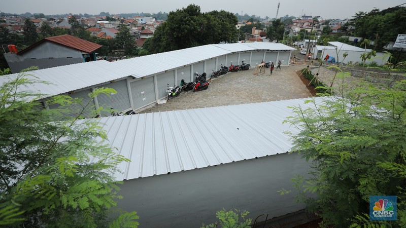 Pekerja menyelesaikan proses pembangunan Sentra Fauna dan Kuliner Lenteng Agung, Jagakarsa, Jakarta, Selasa (28/10/2025). Pekerja menyelesaikan proses pembangunan Sentra Fauna dan Kuliner Lenteng Agung, Jagakarsa, Jakarta, Selasa (28/10/2025). (CNBC Indonesia/Tri Susilo)