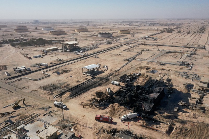 Pemandangan drone menunjukkan akibat kebakaran pipa minyak di ladang minyak Zubair di Basra, Irak, 28 Oktober 2025. Pemandangan drone menunjukkan akibat kebakaran pipa minyak di ladang minyak Zubair di Basra, Irak, 28 Oktober 2025. (REUTERS/Essam Al-Sudani)