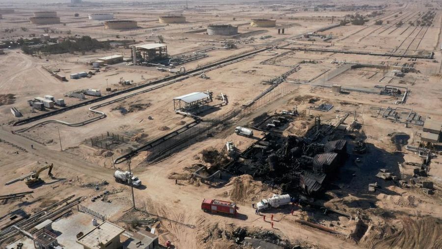 Pemandangan drone menunjukkan akibat kebakaran pipa minyak di ladang minyak Zubair di Basra, Irak, 28 Oktober 2025. Pemandangan drone menunjukkan akibat kebakaran pipa minyak di ladang minyak Zubair di Basra, Irak, 28 Oktober 2025. (REUTERS/Essam Al-Sudani)