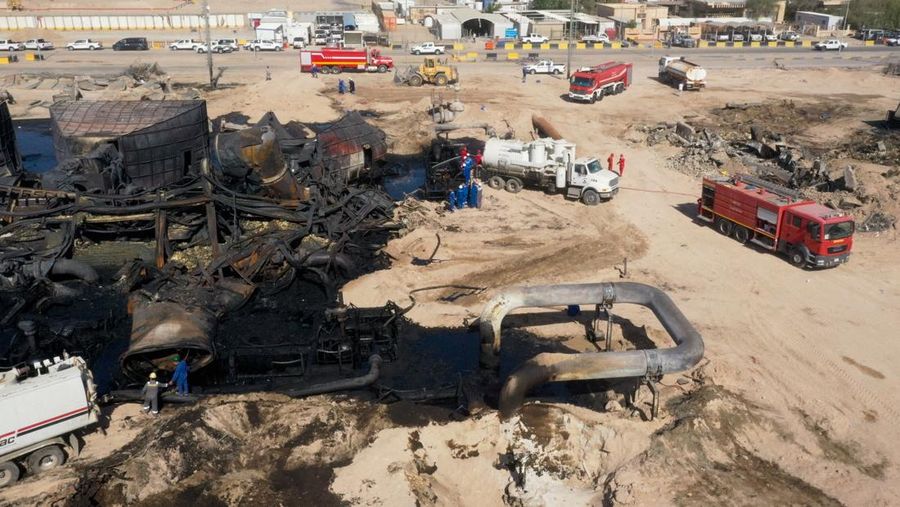 Pemandangan drone menunjukkan akibat kebakaran pipa minyak di ladang minyak Zubair di Basra, Irak, 28 Oktober 2025. Pemandangan drone menunjukkan akibat kebakaran pipa minyak di ladang minyak Zubair di Basra, Irak, 28 Oktober 2025. (REUTERS/Essam Al-Sudani)