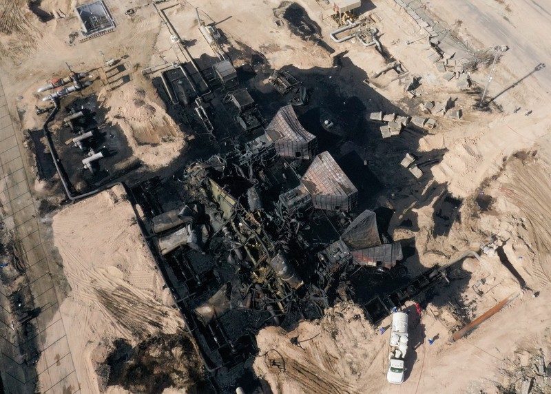 Pemandangan drone menunjukkan akibat kebakaran pipa minyak di ladang minyak Zubair di Basra, Irak, 28 Oktober 2025. Pemandangan drone menunjukkan akibat kebakaran pipa minyak di ladang minyak Zubair di Basra, Irak, 28 Oktober 2025. (REUTERS/Essam Al-Sudani)