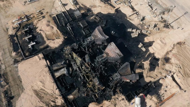 Pemandangan drone menunjukkan akibat kebakaran pipa minyak di ladang minyak Zubair di Basra, Irak, 28 Oktober 2025. Pemandangan drone menunjukkan akibat kebakaran pipa minyak di ladang minyak Zubair di Basra, Irak, 28 Oktober 2025. (REUTERS/Essam Al-Sudani)