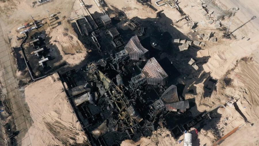 Pemandangan drone menunjukkan akibat kebakaran pipa minyak di ladang minyak Zubair di Basra, Irak, 28 Oktober 2025. Pemandangan drone menunjukkan akibat kebakaran pipa minyak di ladang minyak Zubair di Basra, Irak, 28 Oktober 2025. (REUTERS/Essam Al-Sudani)