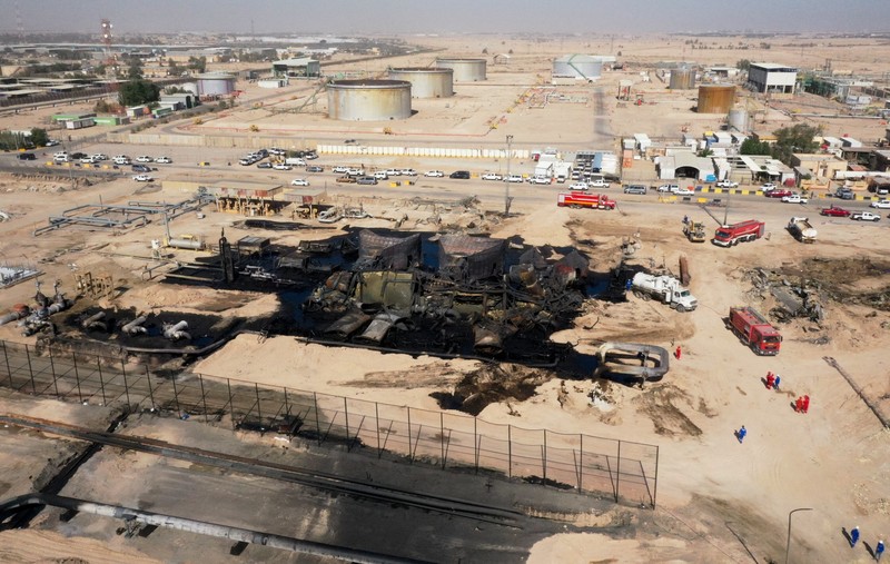 Pemandangan drone menunjukkan akibat kebakaran pipa minyak di ladang minyak Zubair di Basra, Irak, 28 Oktober 2025. Pemandangan drone menunjukkan akibat kebakaran pipa minyak di ladang minyak Zubair di Basra, Irak, 28 Oktober 2025. (REUTERS/Essam Al-Sudani)