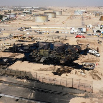 Zubair di Irak Hangus Terbakar, Ladang Minyak Jadi Kawah Hitam