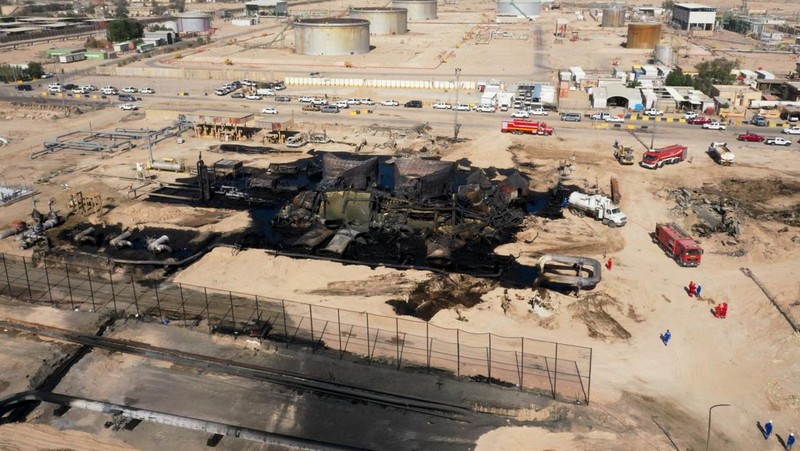 Pemandangan drone menunjukkan akibat kebakaran pipa minyak di ladang minyak Zubair di Basra, Irak, 28 Oktober 2025. Pemandangan drone menunjukkan akibat kebakaran pipa minyak di ladang minyak Zubair di Basra, Irak, 28 Oktober 2025. (REUTERS/Essam Al-Sudani)