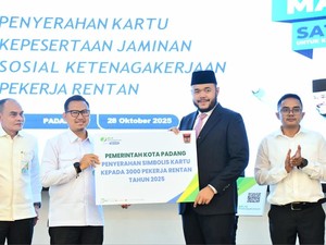 Walkot Padang Serahkan Kartu BPJS Ketenagakerjaan ke 3.000 Pekerja Rentan