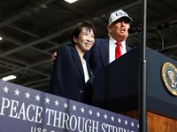 Trump dan PM Takaichi Pamer Keakraban di Kapal Induk Nuklir