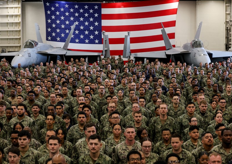 Presiden AS Donald Trump berbicara sementara Perdana Menteri Jepang Sanae Takaichi memberi isyarat kepada personel militer, di atas kapal induk USS George Washington, selama kunjungan mereka ke pangkalan Angkatan Laut AS di Yokosuka, Jepang, 28 Oktober 2025. Presiden AS Donald Trump berbicara sementara Perdana Menteri Jepang Sanae Takaichi memberi isyarat kepada personel militer, di atas kapal induk USS George Washington, selama kunjungan mereka ke pangkalan Angkatan Laut AS di Yokosuka, Jepang, 28 Oktober 2025. (REUTERS/Kim Kyung-Hoon)