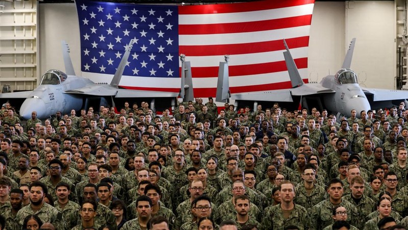 Presiden AS Donald Trump berbicara sementara Perdana Menteri Jepang Sanae Takaichi memberi isyarat kepada personel militer, di atas kapal induk USS George Washington, selama kunjungan mereka ke pangkalan Angkatan Laut AS di Yokosuka, Jepang, 28 Oktober 2025. Presiden AS Donald Trump berbicara sementara Perdana Menteri Jepang Sanae Takaichi memberi isyarat kepada personel militer, di atas kapal induk USS George Washington, selama kunjungan mereka ke pangkalan Angkatan Laut AS di Yokosuka, Jepang, 28 Oktober 2025. (REUTERS/Kim Kyung-Hoon)