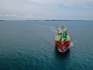 Diterjang Ombak-Ancaman Perompak, Ini Kisah Pelaut PIS Antarkan Energi