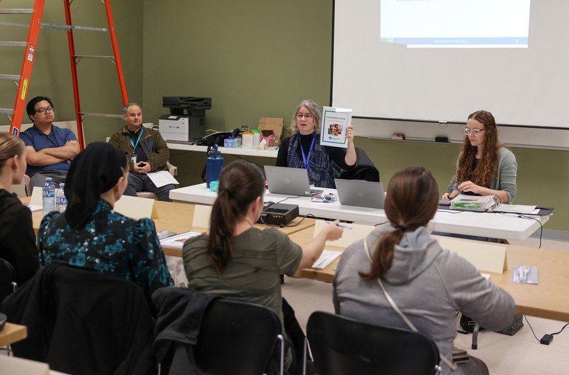 Orang-orang berdiri di dekat poster kesadaran kesehatan terkait wabah campak selama kampanye kesadaran kesehatan masyarakat, di Pusat Kesehatan Taber, di komunitas Mennonite yang sebagian besar berada di Taber, Alberta, Kanada, 27 Oktober 2025. Orang-orang berdiri di dekat poster kesadaran kesehatan terkait wabah campak selama kampanye kesadaran kesehatan masyarakat, di Pusat Kesehatan Taber, di komunitas Mennonite yang sebagian besar berada di Taber, Alberta, Kanada, 27 Oktober 2025. (REUTERS/Ahmed Zakot)