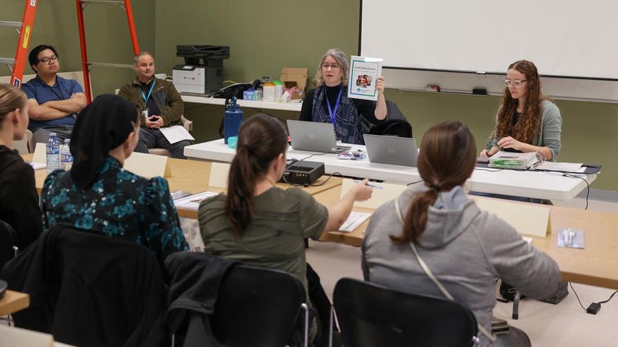 Orang-orang berdiri di dekat poster kesadaran kesehatan terkait wabah campak selama kampanye kesadaran kesehatan masyarakat, di Pusat Kesehatan Taber, di komunitas Mennonite yang sebagian besar berada di Taber, Alberta, Kanada, 27 Oktober 2025. Orang-orang berdiri di dekat poster kesadaran kesehatan terkait wabah campak selama kampanye kesadaran kesehatan masyarakat, di Pusat Kesehatan Taber, di komunitas Mennonite yang sebagian besar berada di Taber, Alberta, Kanada, 27 Oktober 2025. (REUTERS/Ahmed Zakot)