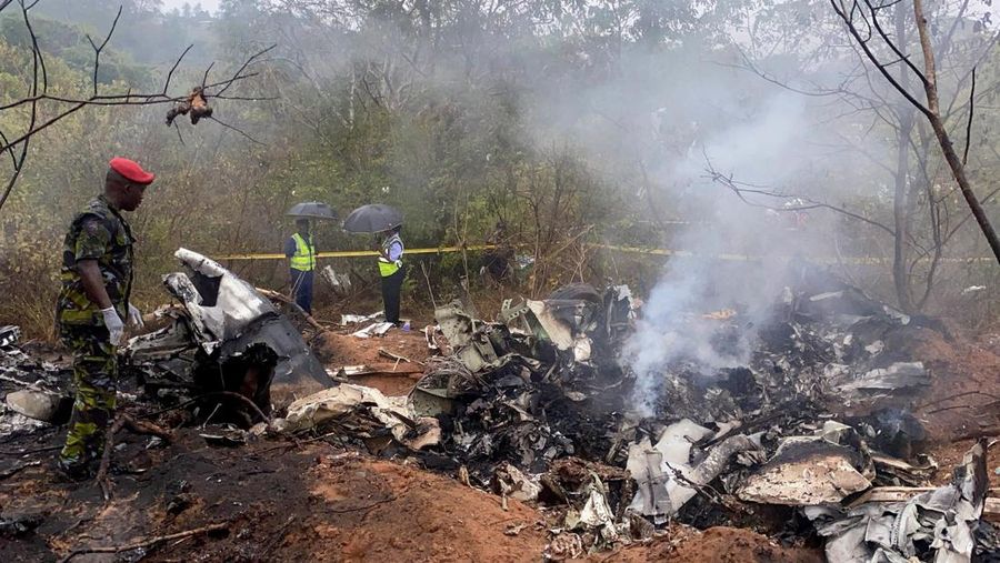 Petugas keamanan mengamankan reruntuhan pesawat 5Y-CCA yang dioperasikan oleh Mombasa Air Services, yang jatuh dengan 12 penumpang di dalamnya dalam perjalanan dari Diani menuju Kichwa Tembo, di daerah Tsimba Golini di Kabupaten Kwale, Kenya, 28 Oktober 2025. (REUTERS/Laban Walloga)