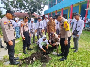 Green Policing di Sekolah, Polres Dumai Edukasi Gen Z Lewat Aksi Tanam Pohon