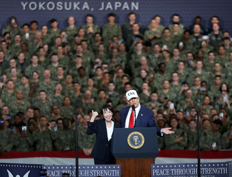 Presiden AS Donald Trump berbicara sementara Perdana Menteri Jepang Sanae Takaichi memberi isyarat kepada personel militer, di atas kapal induk USS George Washington, selama kunjungan mereka ke pangkalan Angkatan Laut AS di Yokosuka, Jepang, 28 Oktober 2025. Presiden AS Donald Trump berbicara sementara Perdana Menteri Jepang Sanae Takaichi memberi isyarat kepada personel militer, di atas kapal induk USS George Washington, selama kunjungan mereka ke pangkalan Angkatan Laut AS di Yokosuka, Jepang, 28 Oktober 2025. (REUTERS/Kim Kyung-Hoon)