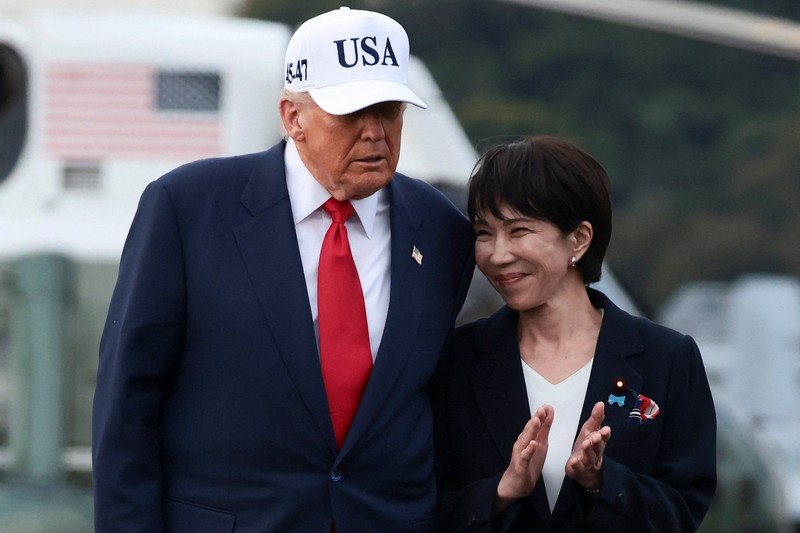 Presiden AS Donald Trump berbicara sementara Perdana Menteri Jepang Sanae Takaichi memberi isyarat kepada personel militer, di atas kapal induk USS George Washington, selama kunjungan mereka ke pangkalan Angkatan Laut AS di Yokosuka, Jepang, 28 Oktober 2025. Presiden AS Donald Trump berbicara sementara Perdana Menteri Jepang Sanae Takaichi memberi isyarat kepada personel militer, di atas kapal induk USS George Washington, selama kunjungan mereka ke pangkalan Angkatan Laut AS di Yokosuka, Jepang, 28 Oktober 2025. (REUTERS/Kim Kyung-Hoon)