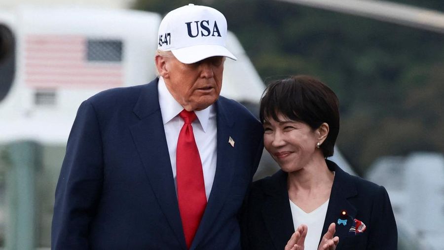 Presiden AS Donald Trump berbicara sementara Perdana Menteri Jepang Sanae Takaichi memberi isyarat kepada personel militer, di atas kapal induk USS George Washington, selama kunjungan mereka ke pangkalan Angkatan Laut AS di Yokosuka, Jepang, 28 Oktober 2025. Presiden AS Donald Trump berbicara sementara Perdana Menteri Jepang Sanae Takaichi memberi isyarat kepada personel militer, di atas kapal induk USS George Washington, selama kunjungan mereka ke pangkalan Angkatan Laut AS di Yokosuka, Jepang, 28 Oktober 2025. (REUTERS/Kim Kyung-Hoon)