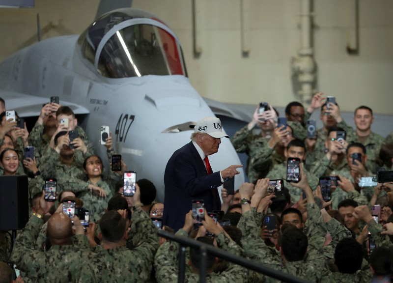 Presiden AS Donald Trump berbicara sementara Perdana Menteri Jepang Sanae Takaichi memberi isyarat kepada personel militer, di atas kapal induk USS George Washington, selama kunjungan mereka ke pangkalan Angkatan Laut AS di Yokosuka, Jepang, 28 Oktober 2025. Presiden AS Donald Trump berbicara sementara Perdana Menteri Jepang Sanae Takaichi memberi isyarat kepada personel militer, di atas kapal induk USS George Washington, selama kunjungan mereka ke pangkalan Angkatan Laut AS di Yokosuka, Jepang, 28 Oktober 2025. (REUTERS/Kim Kyung-Hoon)