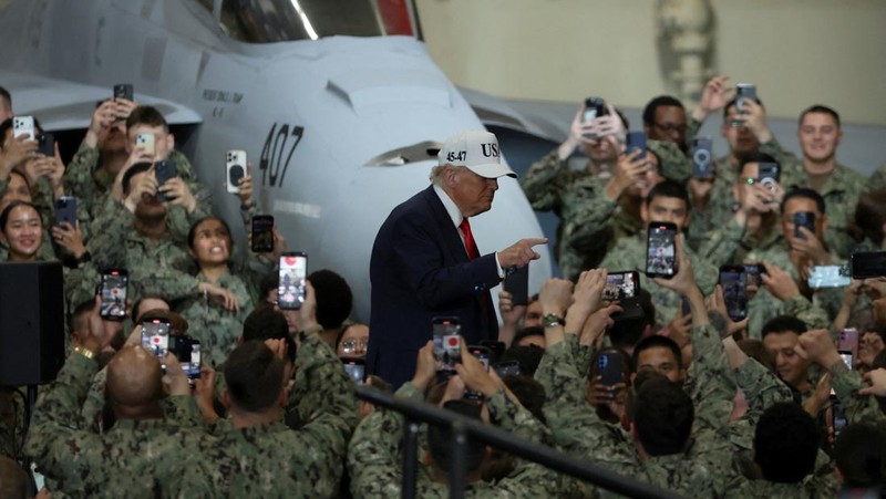 Presiden AS Donald Trump berbicara sementara Perdana Menteri Jepang Sanae Takaichi memberi isyarat kepada personel militer, di atas kapal induk USS George Washington, selama kunjungan mereka ke pangkalan Angkatan Laut AS di Yokosuka, Jepang, 28 Oktober 2025. Presiden AS Donald Trump berbicara sementara Perdana Menteri Jepang Sanae Takaichi memberi isyarat kepada personel militer, di atas kapal induk USS George Washington, selama kunjungan mereka ke pangkalan Angkatan Laut AS di Yokosuka, Jepang, 28 Oktober 2025. (REUTERS/Kim Kyung-Hoon)