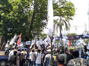 Demo Kantor Gubernur NTB, Warga Tuntut Air Bersih-Moratorium Izin Tambang