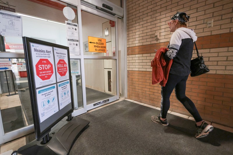Orang-orang berdiri di dekat poster kesadaran kesehatan terkait wabah campak selama kampanye kesadaran kesehatan masyarakat, di Pusat Kesehatan Taber, di komunitas Mennonite yang sebagian besar berada di Taber, Alberta, Kanada, 27 Oktober 2025. Orang-orang berdiri di dekat poster kesadaran kesehatan terkait wabah campak selama kampanye kesadaran kesehatan masyarakat, di Pusat Kesehatan Taber, di komunitas Mennonite yang sebagian besar berada di Taber, Alberta, Kanada, 27 Oktober 2025. (REUTERS/Ahmed Zakot)