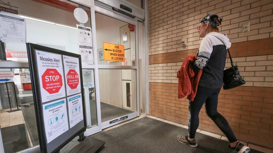 Orang-orang berdiri di dekat poster kesadaran kesehatan terkait wabah campak selama kampanye kesadaran kesehatan masyarakat, di Pusat Kesehatan Taber, di komunitas Mennonite yang sebagian besar berada di Taber, Alberta, Kanada, 27 Oktober 2025. Orang-orang berdiri di dekat poster kesadaran kesehatan terkait wabah campak selama kampanye kesadaran kesehatan masyarakat, di Pusat Kesehatan Taber, di komunitas Mennonite yang sebagian besar berada di Taber, Alberta, Kanada, 27 Oktober 2025. (REUTERS/Ahmed Zakot)