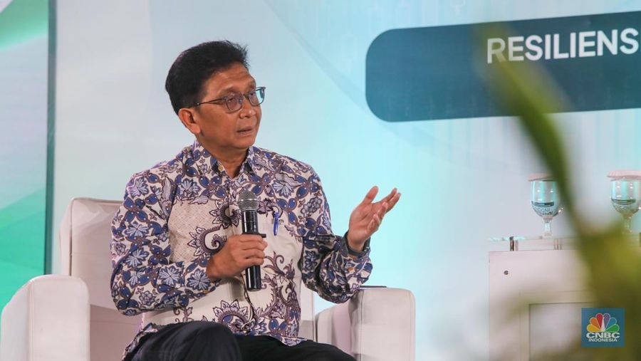 Staf Ahli Menteri Bidang Ekonomi Kesehatan, Kementerian Kesehatan, Bayu Teja Muliawan saat menyampaikan paparan dalam acara Sarasehan 100 Ekonom di Menara Bank Mega, Jakarta, Selasa (28/10/2025). (CNBC Indoonesia/Faisal Rahman)