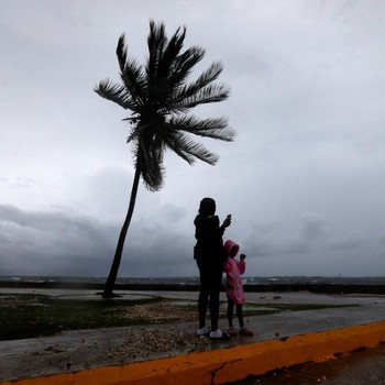 Potret Warga Hadapi Badai Kategori 5 Melissa, Korban Berjatuhan