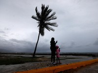 Potret Warga Hadapi Badai Kategori 5 Melissa, Korban Berjatuhan