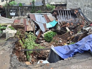 Warga Histeris Tebing di Bogor Longsor, Air Lalu Terjang Rumah-rumah