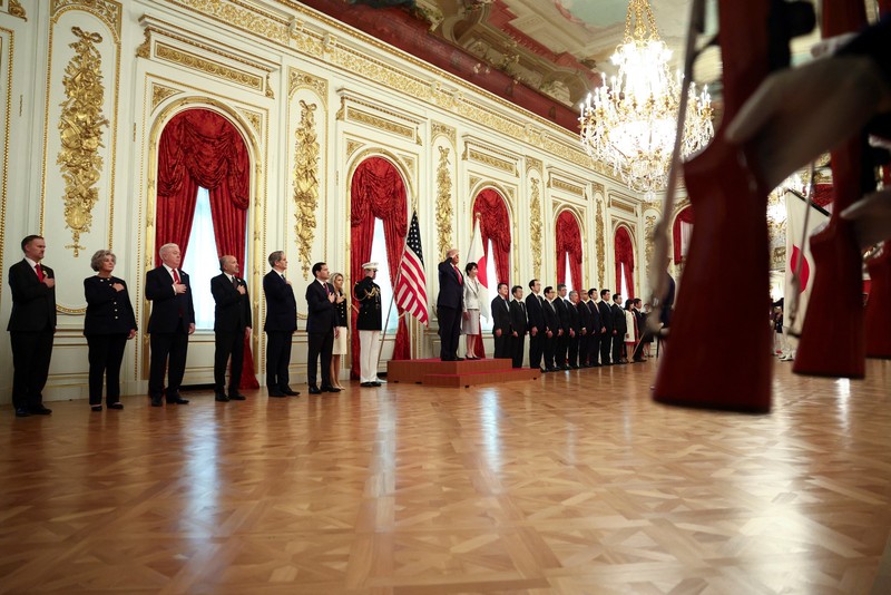 USA-TRUMP/JAPAN Perdana Menteri Jepang Sanae Takaichi memberi isyarat saat Presiden AS Donald Trump meninjau barisan kehormatan, pada hari pertemuan bilateral di Istana Akasaka di Tokyo, Jepang, 28 Oktober 2025. REUTERS/Evelyn Hockstein