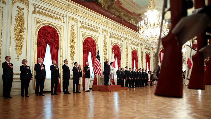 USA-TRUMP/JAPAN Perdana Menteri Jepang Sanae Takaichi memberi isyarat saat Presiden AS Donald Trump meninjau barisan kehormatan, pada hari pertemuan bilateral di Istana Akasaka di Tokyo, Jepang, 28 Oktober 2025. REUTERS/Evelyn Hockstein