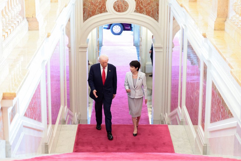 USA-TRUMP/JAPAN Perdana Menteri Jepang Sanae Takaichi memberi isyarat saat Presiden AS Donald Trump meninjau barisan kehormatan, pada hari pertemuan bilateral di Istana Akasaka di Tokyo, Jepang, 28 Oktober 2025. REUTERS/Evelyn Hockstein