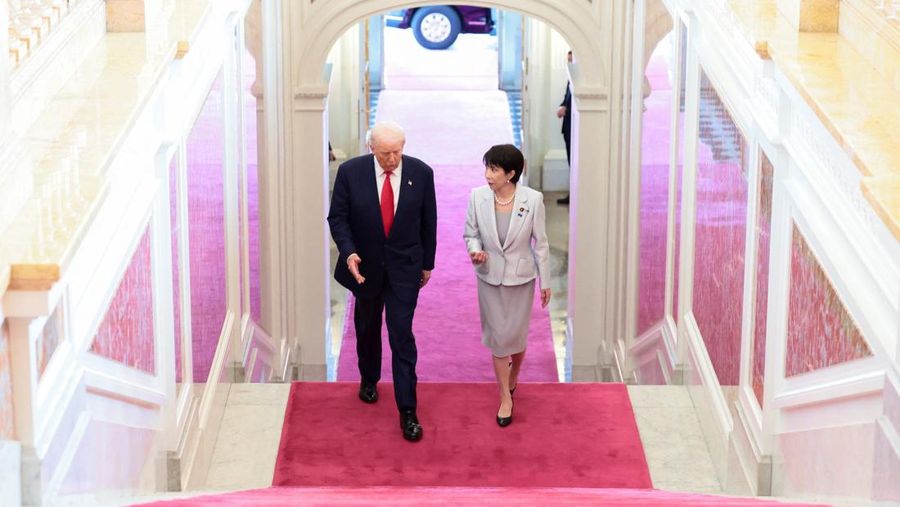 USA-TRUMP/JAPAN Perdana Menteri Jepang Sanae Takaichi memberi isyarat saat Presiden AS Donald Trump meninjau barisan kehormatan, pada hari pertemuan bilateral di Istana Akasaka di Tokyo, Jepang, 28 Oktober 2025. REUTERS/Evelyn Hockstein